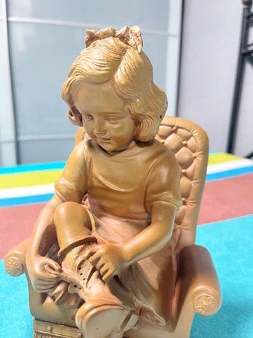Beeld, Niña atando la bota - 30 cm - Albast - 1960