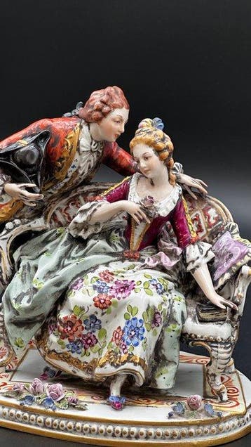 Capodimonte - Figuur - Coppia galante su divanetto -