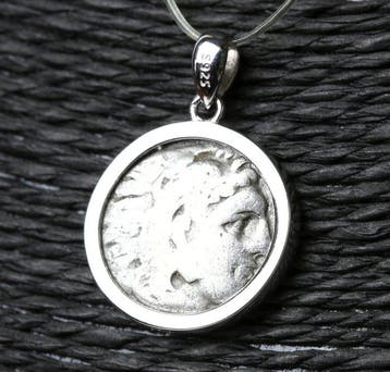 modern Zilver Hanger met de oude Griekse drachme van