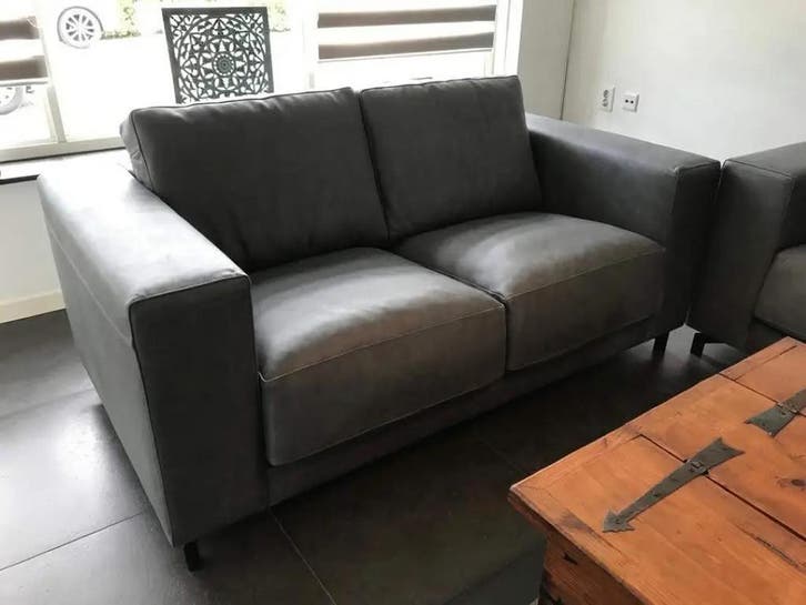 Leren 2-zits bank met stalen poten - grijs leer, Antiek en Kunst, Antiek | Meubels | Stoelen en Sofa's, Ophalen of Verzenden