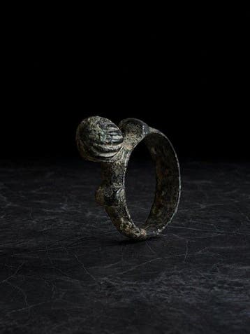 Laat-Romeins / Vroeg-Byzantijns Brons Ring met gefluteerde