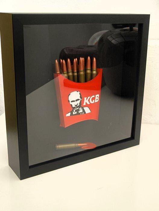 XTC Artist - Mc KGB Red Boxed, Antiquités & Art, Art | Objets design