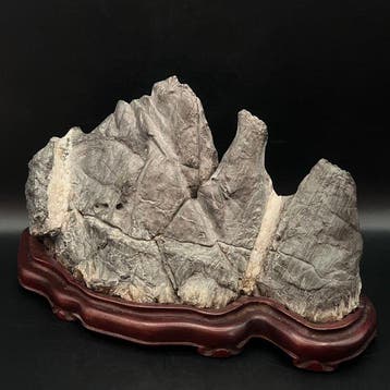 W26 cm Indrukwekkende Japanse Suiseki met standaard - Steen