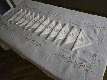 Tovaglia in puro lino con ricamo a macchina e rifinitura a