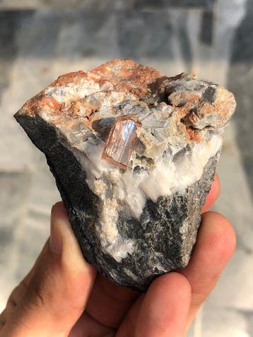 Geëindigd Imperial Topaz-kristal met regenbooginclusie op