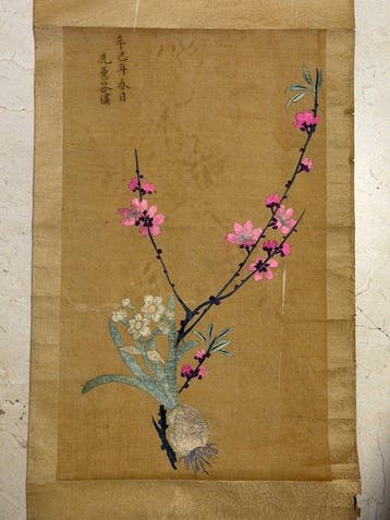 Une peinture brodée sur soie de fleurs de prunier, avec, Antiquités & Art