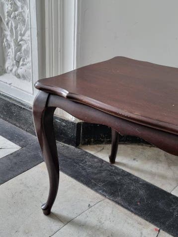 Klassischer Beistelltisch – Edles Holz – Geschwungene Beine