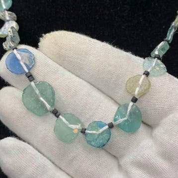 Oud-Romeins Kralenketting van glas en steen en andere