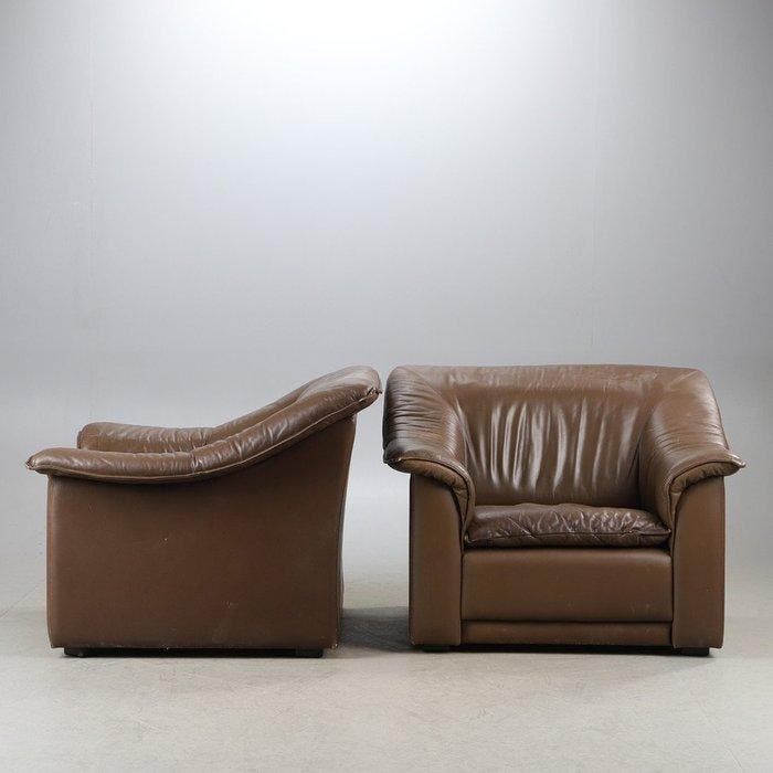 Fauteuil (2) - Leder - Een paar mid-century bruine leren, Antiquités & Art, Curiosités & Brocante