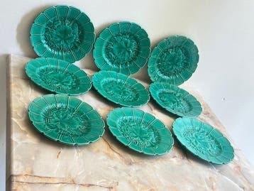 Bord (9) - Glaazuurd aardewerk / faience (majolica) - Set