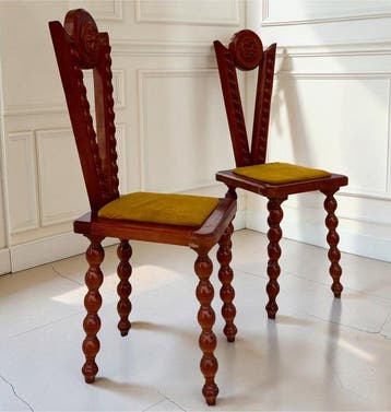 Stoel (2) - Walnoot - Een paar stoelen met houtsnijwerk