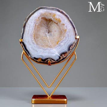 Gepolijste agatgeode-schijf Elegante display-slice op een