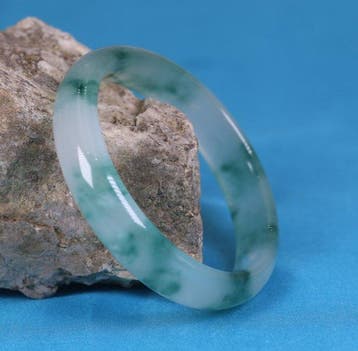 Jade Jadéite - certificat NGTC - bracelet taillé dans une