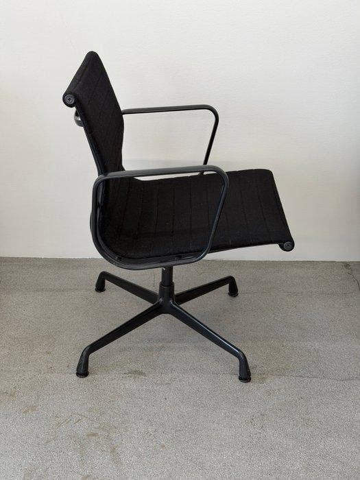 Vitra - Charles & Ray Eames - Chaise de bureau - EA108 -, Antiquités & Art, Art | Objets design