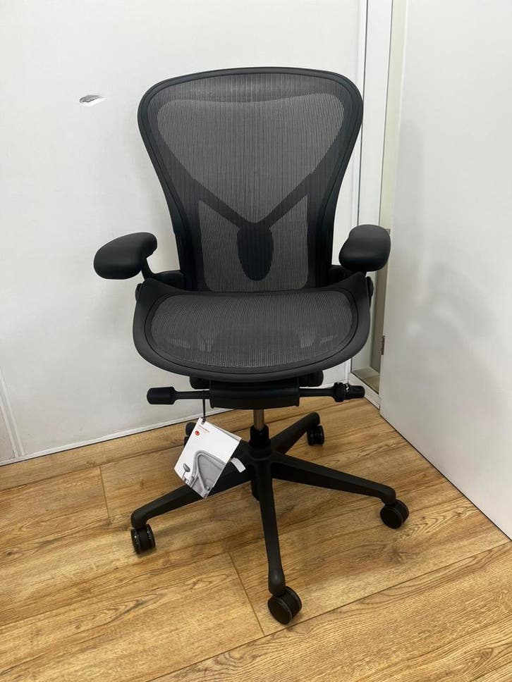 Herman Miller Aeron Remastered Office Chair - Posturefit, Huis en Inrichting, Bureaustoelen, Bureaustoel, Zwart, Zo goed als nieuw