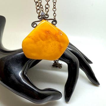 Oude hanger met natuurlijk Baltisch amber en ketting -, Antiek en Kunst
