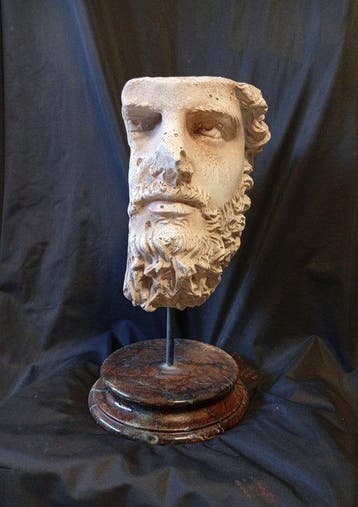 Kalkstenen replika van het hoofd van de oude Romeinse keizer