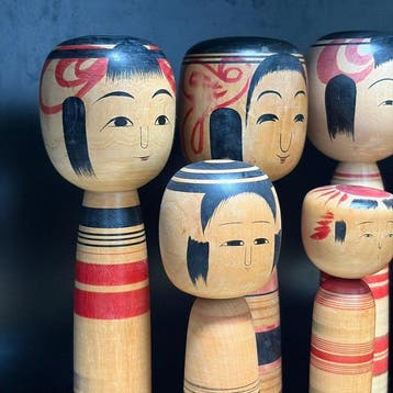 Set van 7 vintage traditionele Japanse kokeshi-poppen -