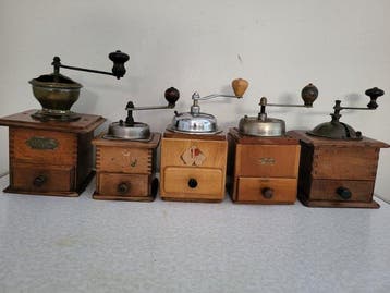 Koffiemolen (5) - Hout koper metaal - decoratieve