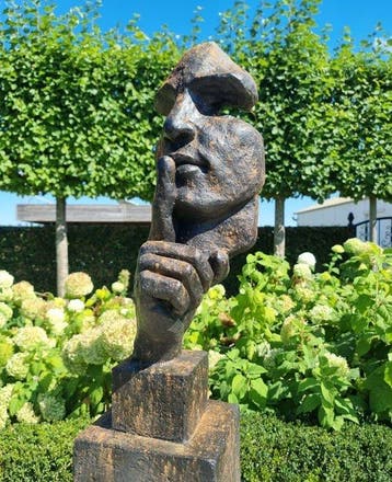 Figurine - Beeldje - Man met zijn wijsvinger voor de mond -