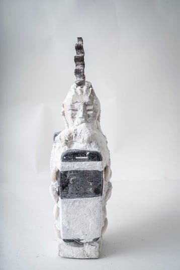 Zeldzame Fon-vodoufetisj met mobiele telefoon. Vodou,