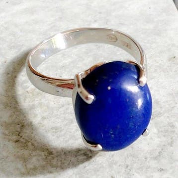 Ring met lapis lazuli. Gemonteerd op 925 zilver. Natuurlijke