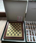 Bordspel - Scacchi figura medievale metallo su base legno -