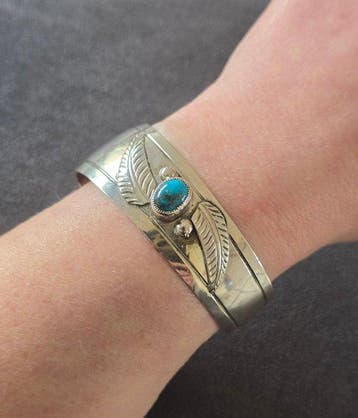 Native American zilveren turquoise cuff armband – gesigneerd, Antiek en Kunst