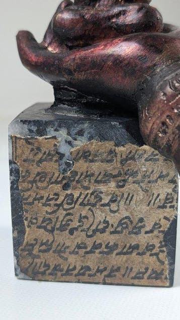 Boeddha in Lotushouding - Bronze, / granite - Népal (Sans