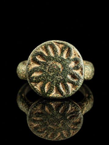 Byzantijns Brons Byzantijnse bronzen ring met radiale rozet