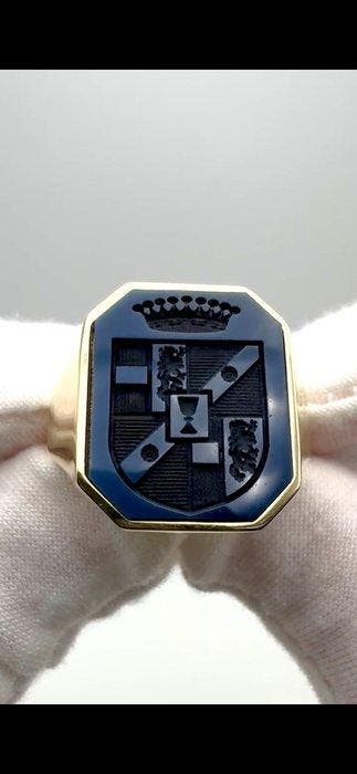 Ring met amulet - 9 kt. Geel goud - Sardonyx Lions intaglio