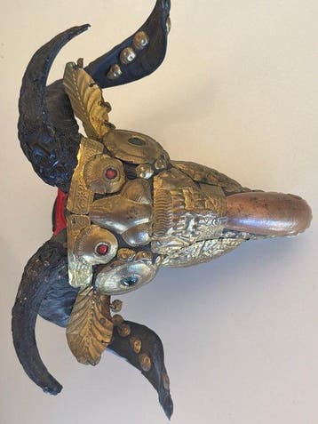Oude schedel van een ram/geit, versierd in de Tibetaanse