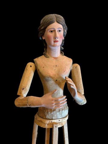 Processionele mannequin die een vrouwelijke figuur afbeeldt