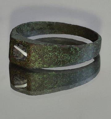 Médiéval Bronze Bague avec insert. Bon état. (Sans prix de