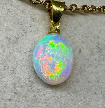 Opale Pendentif - Hauteur : 20 mm - Largeur : 9.5 mm- 0.75 g