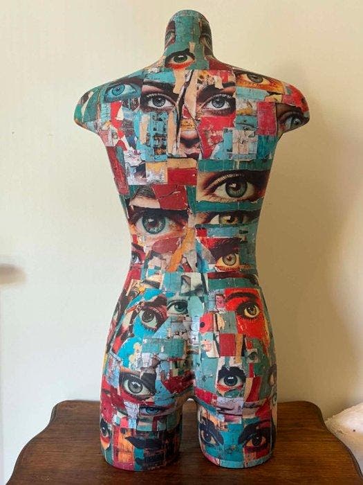 Tamara Assez - Mannequin - Mannequin met collage van ogen -, Antiek en Kunst, Kunst | Designobjecten