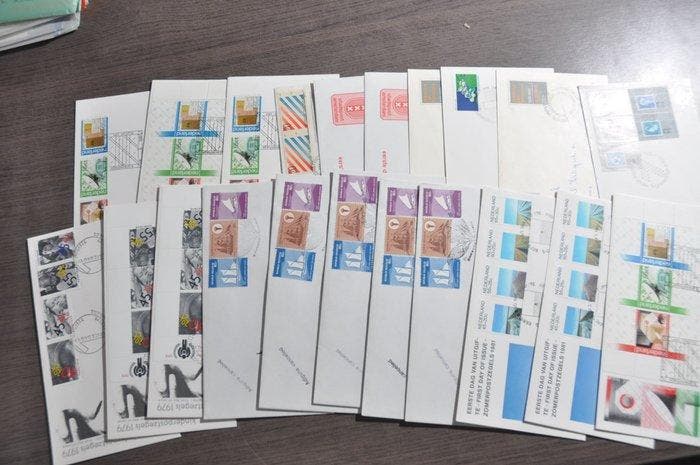 Nederland - Doos vol met 100-den FDCs, speciale enveloppen,, Postzegels en Munten, Postzegels | Nederland