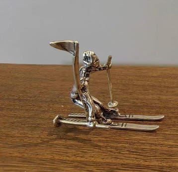 Decoratief ornament - Zilverkleurige skiër figuurtje