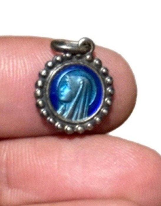 “L’Aura di Lourdes” – Devotionele hanger in donkerblauw, Antiek en Kunst, Curiosa en Brocante