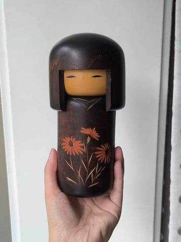 Usaburo - Beeld, Kokeshi Doll Carved with Autumn Floral, Antiek en Kunst