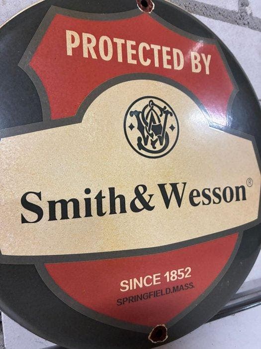 Smith & Wesson – rond emaille reclamebord – “Protected by” -, Antiek en Kunst, Antiek | Wandborden en Tegels