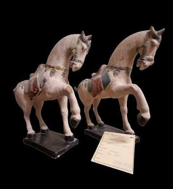 sculptuur, Pair of large terracotta horses, Tang style –