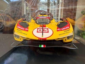 Bburago 1:18 - Model raceauto - Ferrari 499 P + Vitrine