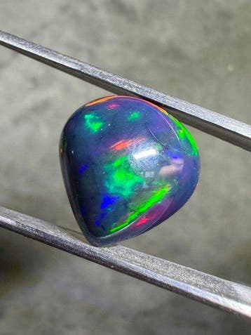 Zwarte opaal uit Ethiopië. 11,25 karaat. peervormige