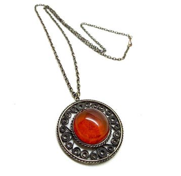 Oude halsketting met hanger en cabochon van Baltisch amber,, Nieuw