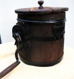 Antike Butterzentrifuge/ Butterfass und Melkschemel um 1880