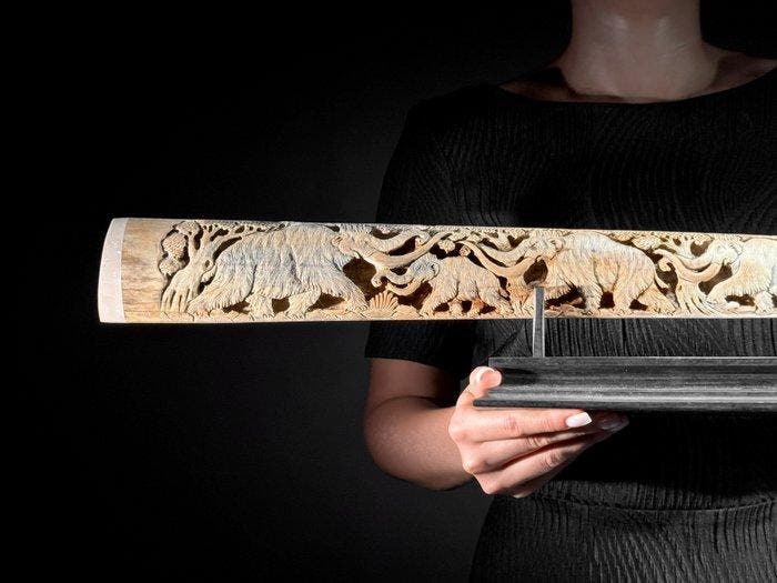 Geen reserveprijs - Grote uitgehouwen zwaardvis-slagtand op, Antiquités & Art, Art | Objets design