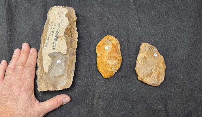 . Prehistorie Paleolithicum inf - 2 biface en Boek van boter, Antiquités & Art, Antiquités | Autres Antiquités