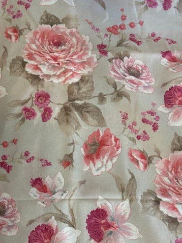 san leucio - Verfijnde stof met grote rozen en veldbloemen.