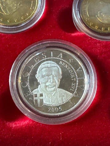 Vatican. 2005 Vatikan Probe Set mit Silbermedaille und CoA
